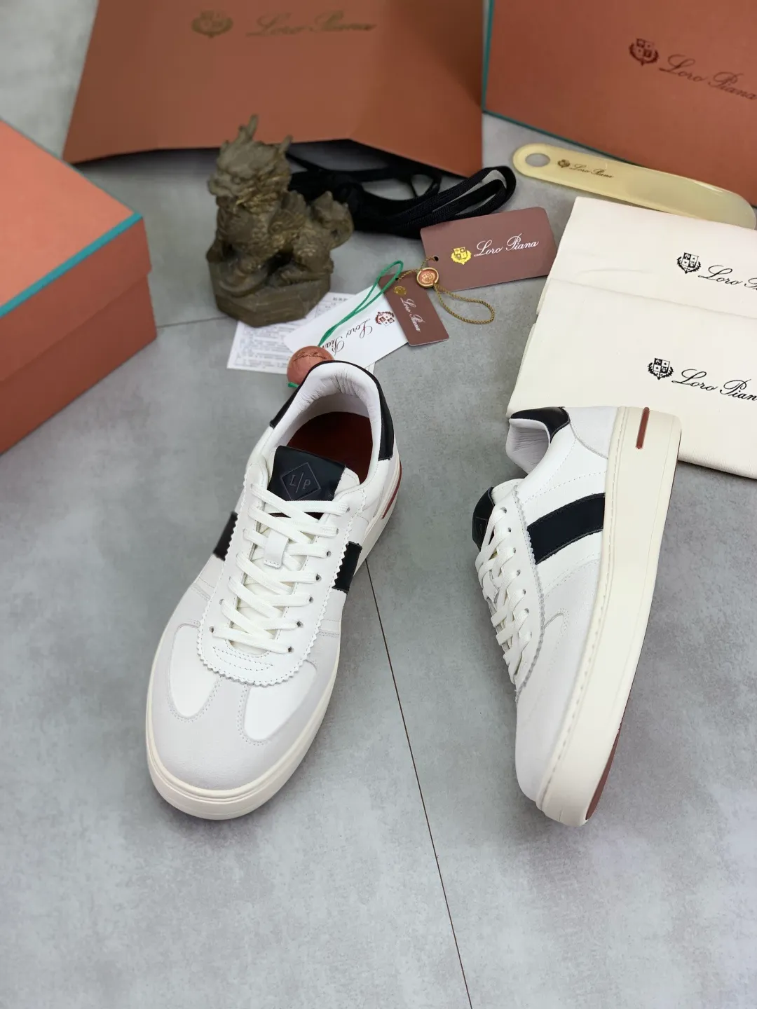 Men's men's shoes 💰P560 New style 💰High quality The latest casual shoes Loro Piana 💯Top grade💯Buy the original copy💯 Founded the existing Loro Piana company on April 24, 1924. It is now the sixth generation of family business, providing top quality products to customers who are discerning in taste and quality. Imported original fly woven fabric with cowhide fabric, plain calfskin lining. Hand-sewn thread with cowhide feet. Original packaging. Number of yards: 38-44 (customized for 45 and 46). 2️⃣ colors available.
